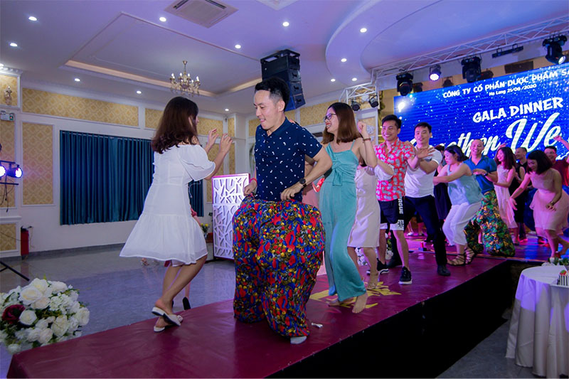 Các trò chơi trong tiệc tất niên - TOP chất nhất, hấp dẫn nhất Vượt qua cái mũ là một trong các trò chơi trong tiệc tất niên rất được yêu thích